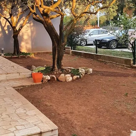 Апартаменти With Parking Space - 22715 *